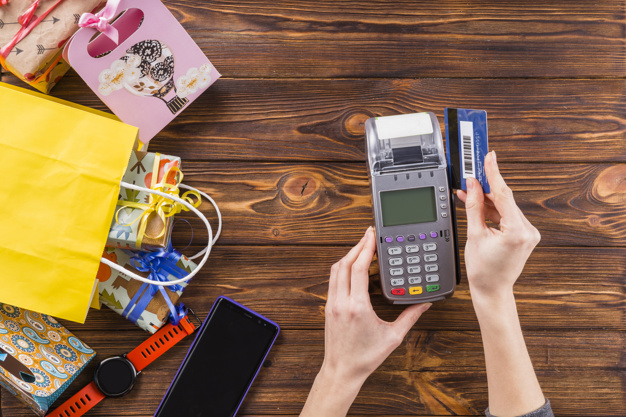 Podrabianie karty płatniczej czy bankomatowej i dokowanie za ich pomocą zakupów lub wypłat z bankomatu - art. 310 kk