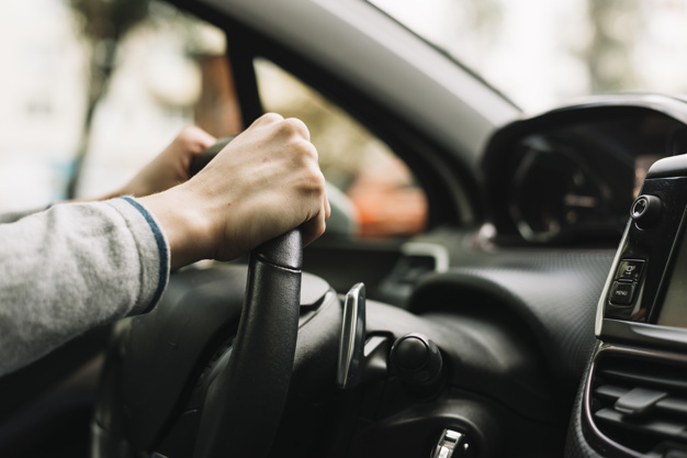 Prowadzenie i kierowanie pojazdem, autem czy samochodem po cofnięciu lub bez uprawnień – art. 180a k.k.